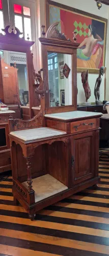 Móveis antigos, aparador ou penteadeira antiga, relíquia