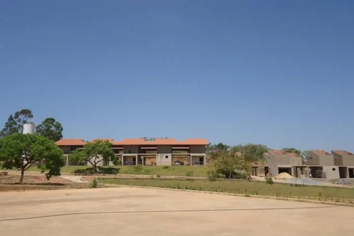 Terreno 34.500m² com 40 chalés, quadra, área de camping playground, vestiário ( todos inac