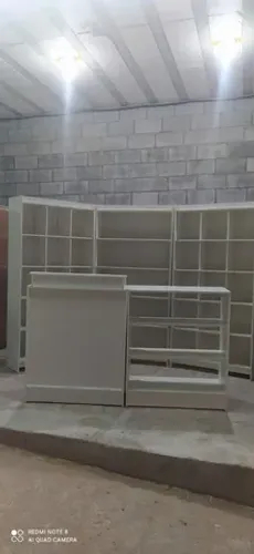 BALCÃO CAIXA + BALCÃO VITRINE + 1 PRATELEIRA E 2 COLMÉIAS MDF.