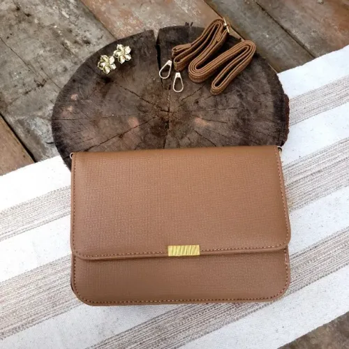 Bolsa pequena com alça removível, detalhes em dourado e fecho magnético e zíper - Cor Caqu