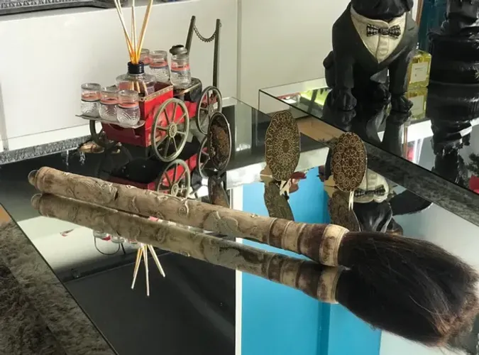 Pincel chinês original com crina de cavalo e cabo entalhado a mão ...Linda Decoração...