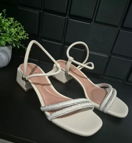 Sandalia Beira Rio Creme com strass n° 35