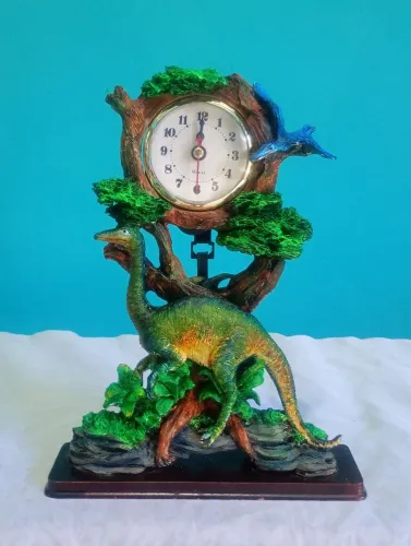 Relógio decorativo em resina com dinossauro