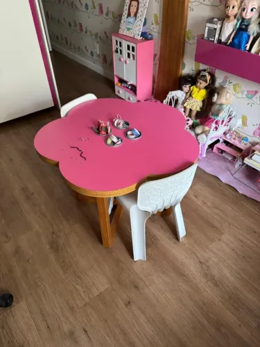 Mesa Infantil com Duas Cadeiras - Perfeita para o cantinho da criatividade!