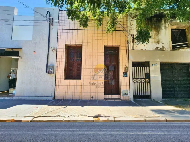 Centro/Praia de Iracema - Casa Plana Solta de 157,00m² com 04 Quartos e Terreno Amplo