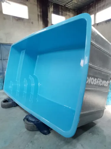 Piscina de fibra azul