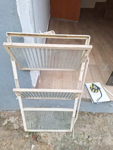 Janela metal com vidros bom estado
