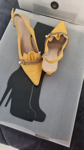 Sandália Amarela com Detalhes Elegantes
