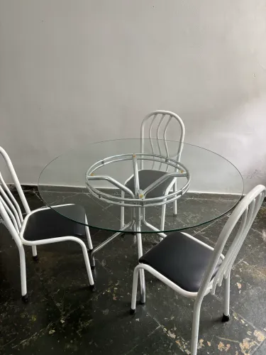 mesa de vidro temperado com 3 cadeiras 