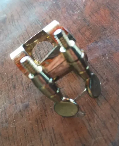 Abraçadeira de Metal Para Boquilha De Sax Soprano - FREE SAX'S