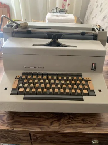 Máquina de escrever Olivetti Tekne 3