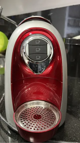 Cafeteira Três Corações Vermelha 220V / Ganhe Porta cápsulas Bronze Rosé