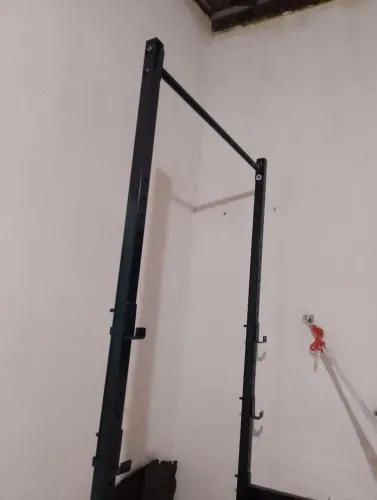 Rack de agachamento com barra de pull-up