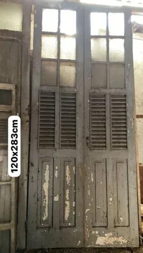 Porta de madeira com venezianas e vidro. Duas folhas em cedro