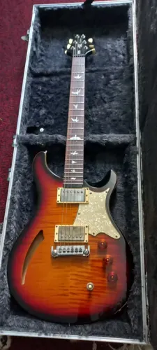 Guitarra Elétrica - Semi-Acústica