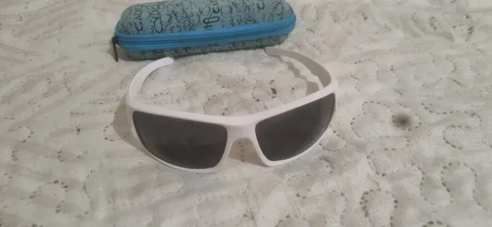 Óculos de sol branco com lentes escuras