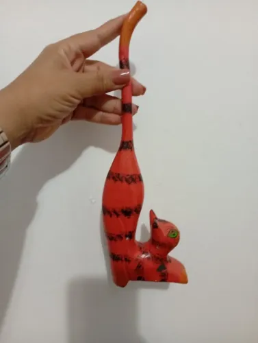 Escultura de gato de madeira