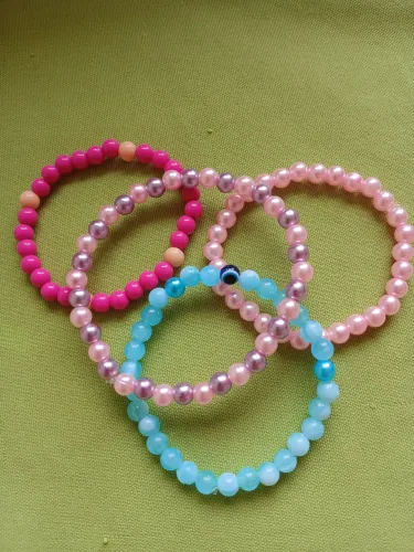 Pulseiras de miçangas coloridas