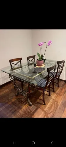 Mesa de jantar 4 lugares clássica com pé de ferro