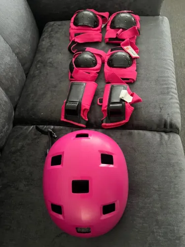 Kit de Proteção Rosa Oxelo - Completo: Capacete + Joelheiras + Cotoveleiras + Punhos ?