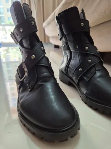 Bota de Couro Preta com Fivela