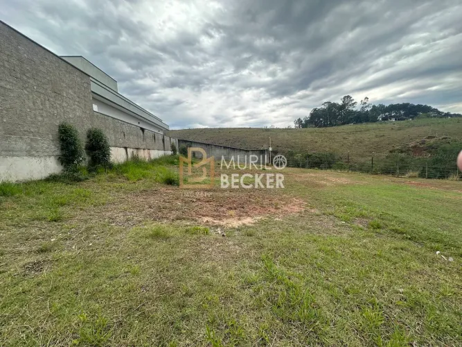 Terreno plano á venda com 383m2 no Condomínio Residencial Mantiqueira