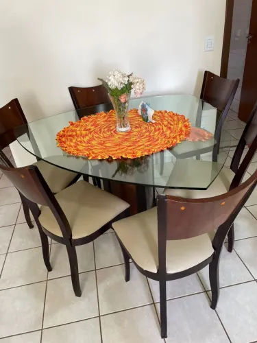 Mesa de vidro com base de madeira maciça