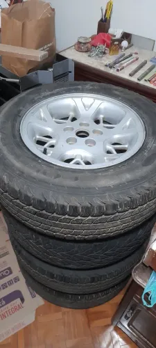 Rodas com pneus ( 4 )  para Cherokee.