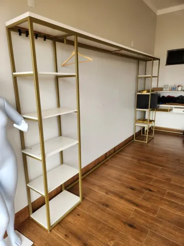 Arara grande para loja de roupas<br>Comprimento 3,70cm<br>Altura 2,04cm<br>Largura 0,34cm<br><br>1800,00