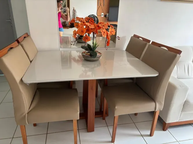 Vende-se mesa toda em madeira