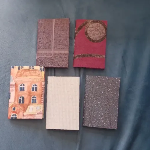 Cadernos artesanais tamanho A6 pequeno com estampas variadas