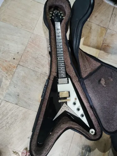 Guitarra Epiphone Flying V Coreana com captador Gibson e soft case