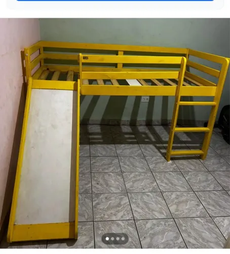 Cama com escorregador para crianças