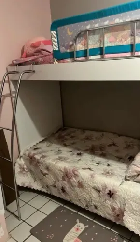 Cama beliche em madeira pura tokstok, com 2 colchões Ortobom incluso