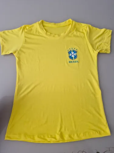 Camisa amarelo Brasil copa feminina tam único. Equivale a uma camisa P