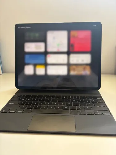 iPad Pro M1 (12,9 pol) (5ª geração) + Magic Keyboard