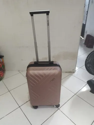 Bom dia estou vendendo essa mala para viagem está toda boa não tem defeito nenhum
