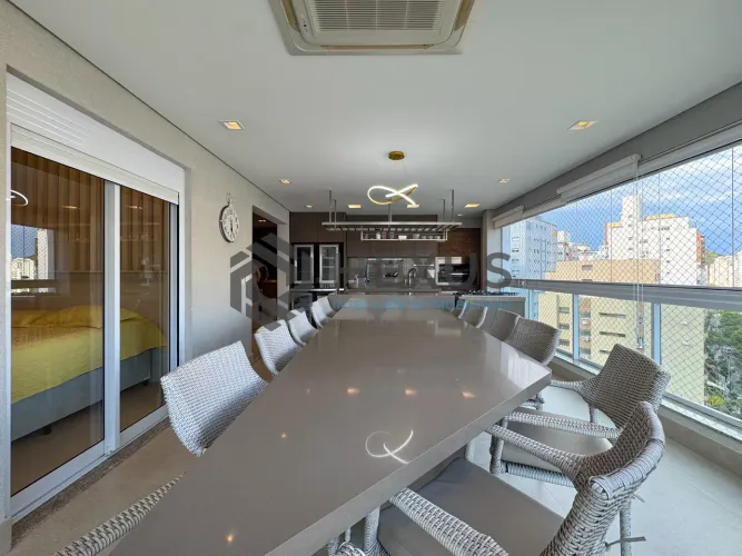 Apartamento reformado com varanda gourmet e lazer na Praia das Pitangueiras, Guaruja
