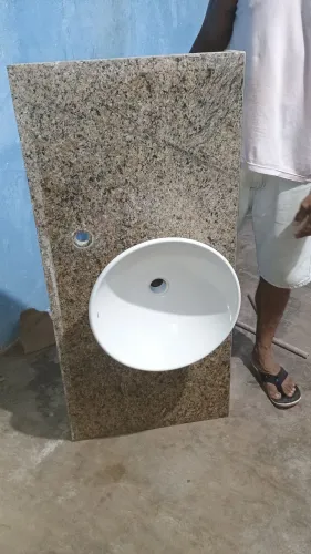 Bancada de mármore com cuba da Deca medir 40 de largura 1,37 m de comprimento toda boa 400