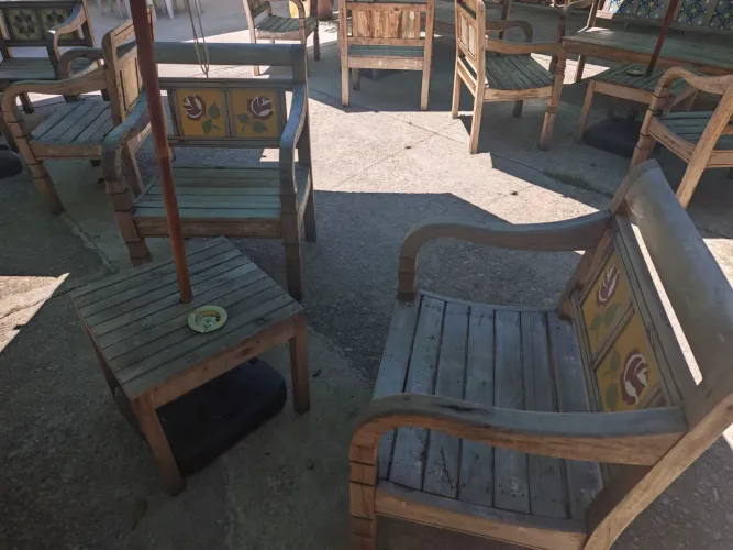 Conjunto namoradeiras bancos em demolição