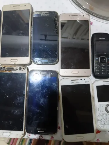 Vendo esses celulares para tirar peda,vendo no escuro, todos sem bateria 