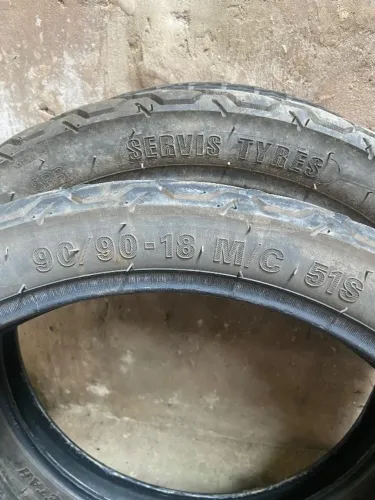 Vendo três pneu usados com 40 por cento de borracha o valor justo R$100 cada um