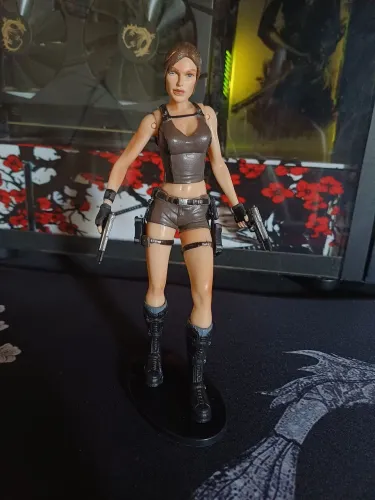 Neca tomb raider figura usada