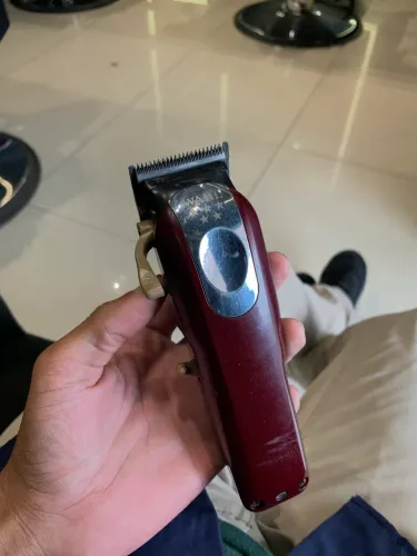 Wahl Máquina de Corta Cabelo Magic Clip Profissional Sem Fio Bivolt 5700 RPM vermelha