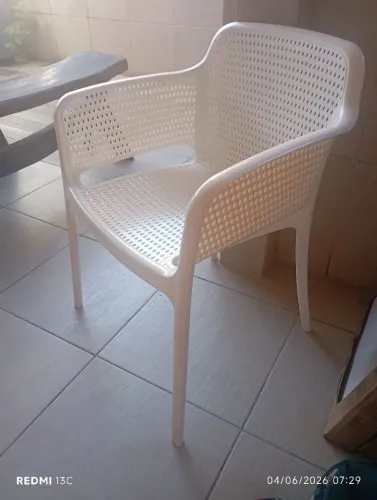 Cadeira de plástico.