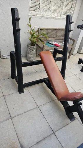 Supino inclinado academia
