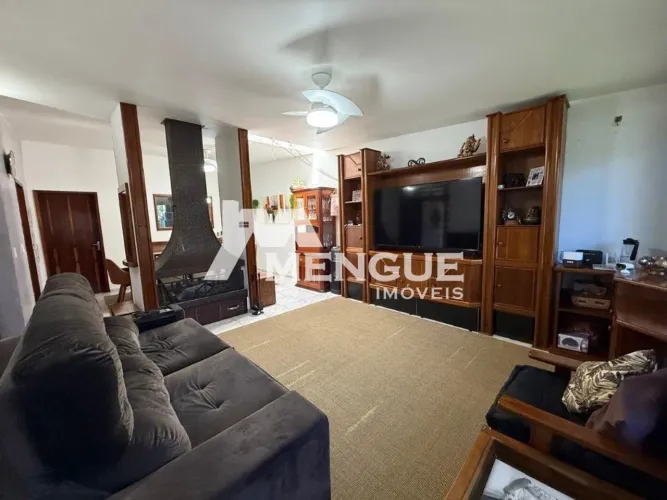 Casa com 4 dormitórios com suíte e 1 vaga de garagem, no bairro São Sebastião, em Porto Al