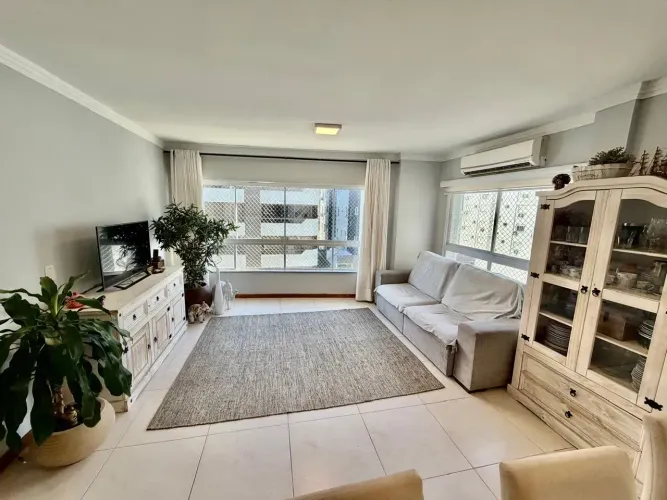 Apartamento na praia a venda, 3 quartos e apenas a duas quadras do mar no Bairro Zona Nova
