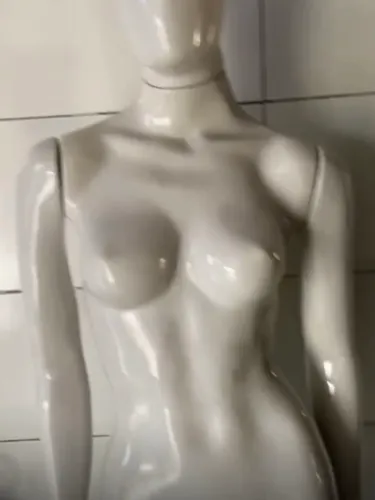 Manequim branco envernizado
