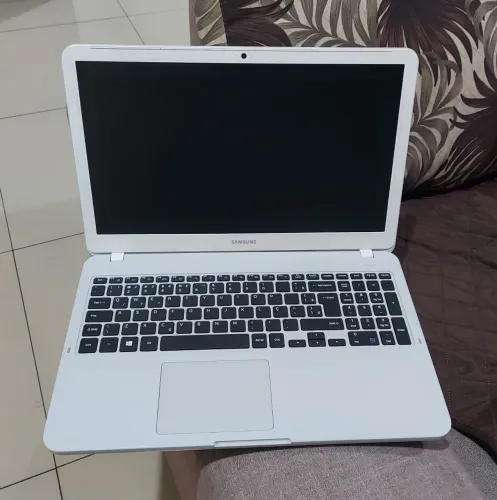 Notebook Samsung 15.6 i5 com ssd de 256gb + mil gigas de hd + 8gb de ram DDR4